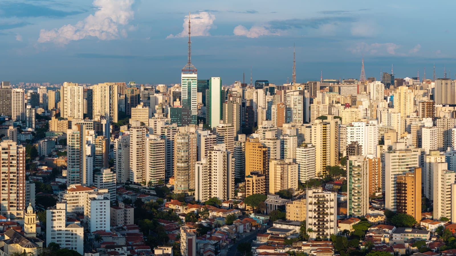 Skyline de São Paulo ao entardecer — ranking dos bairros com menor taxa de homicídio da capital, dados SSP-SP 2019-2021