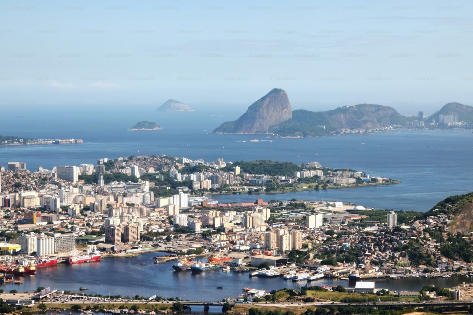 Vista de comunidade na Baixada Fluminense, Rio de Janeiro — Belford Roxo registrou 18.587 ocorrências em 2024, recorde histórico