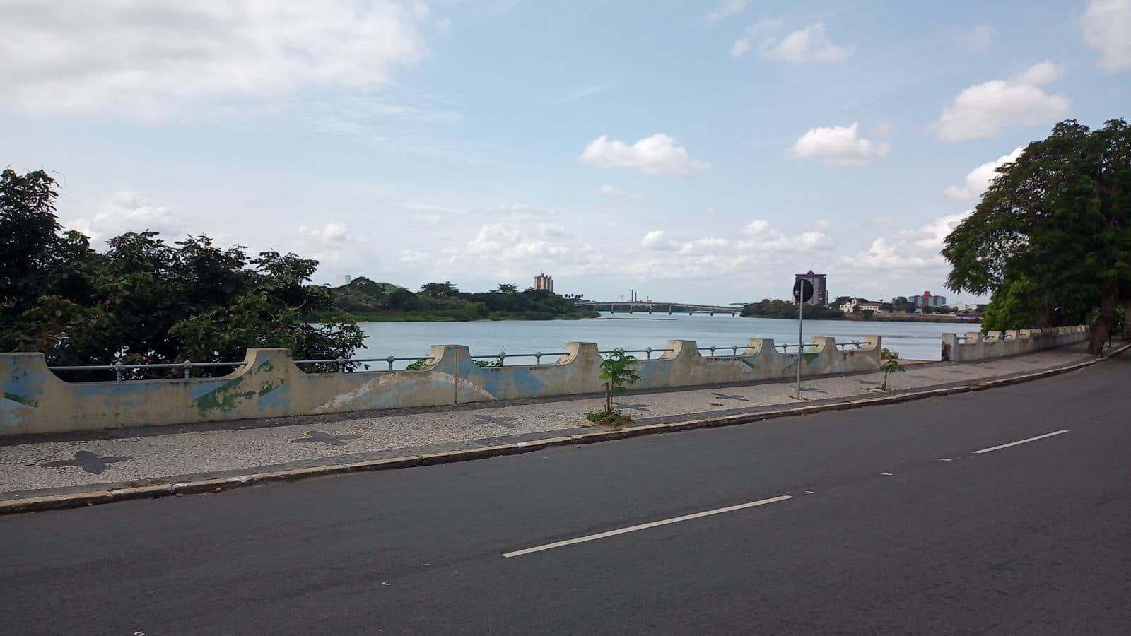 Orla do Rio Paraíba do Sul no centro de Campos dos Goytacazes, RJ — a maior cidade do interior fluminense registrou 15.513 ocorrências em 2025