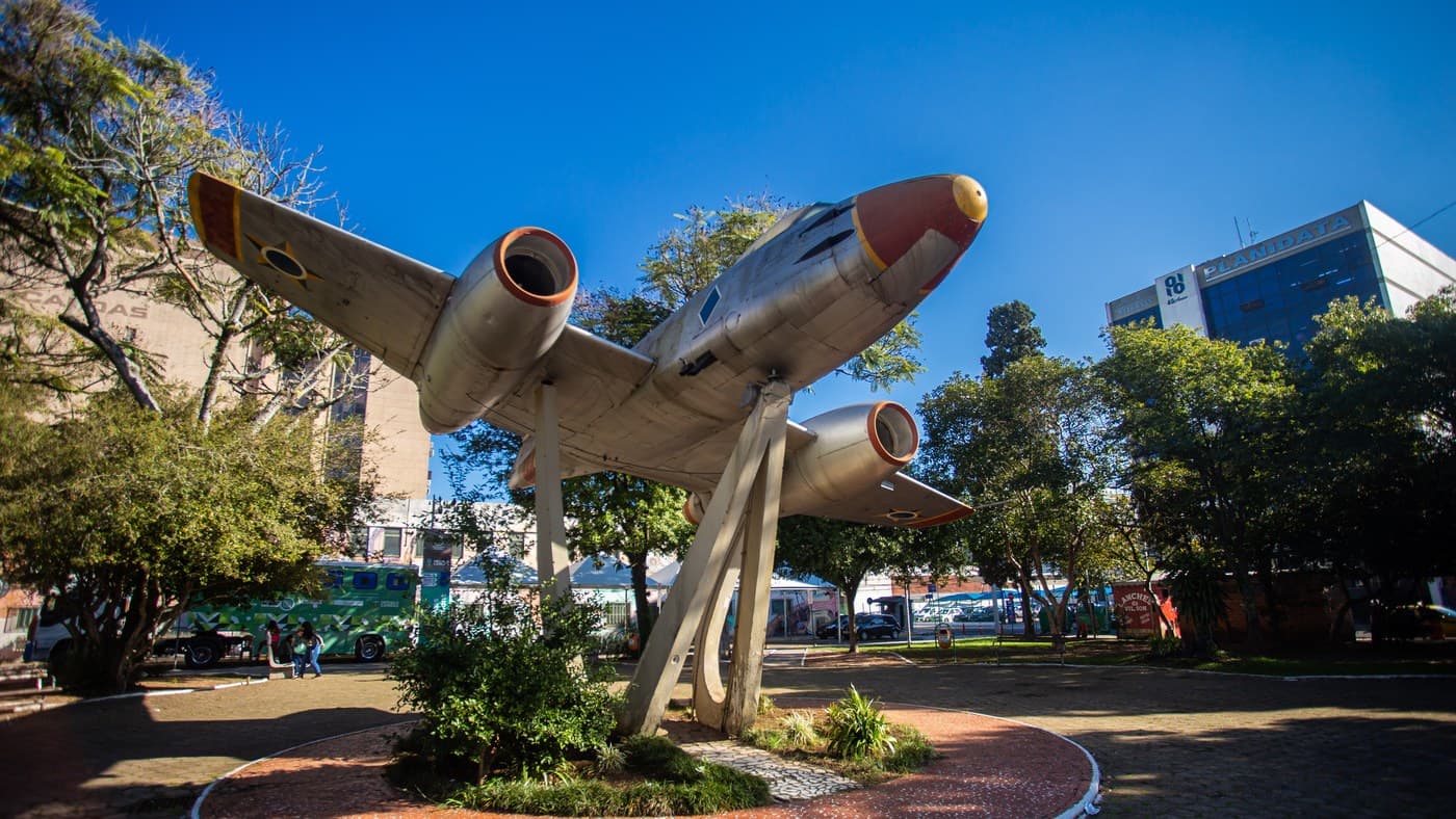 Monumento ao avião Gloster Meteor na Praça do Avião, Canoas (RS) — símbolo da cidade reconhecida como Cidade do Avião