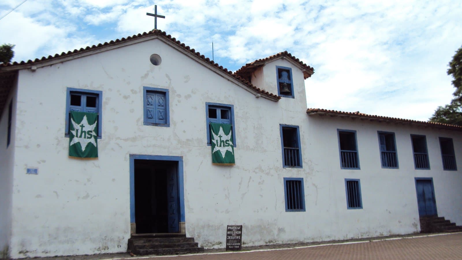 Igreja de Nossa Senhora do Rosário, cartão-postal de Embu das Artes (SP).