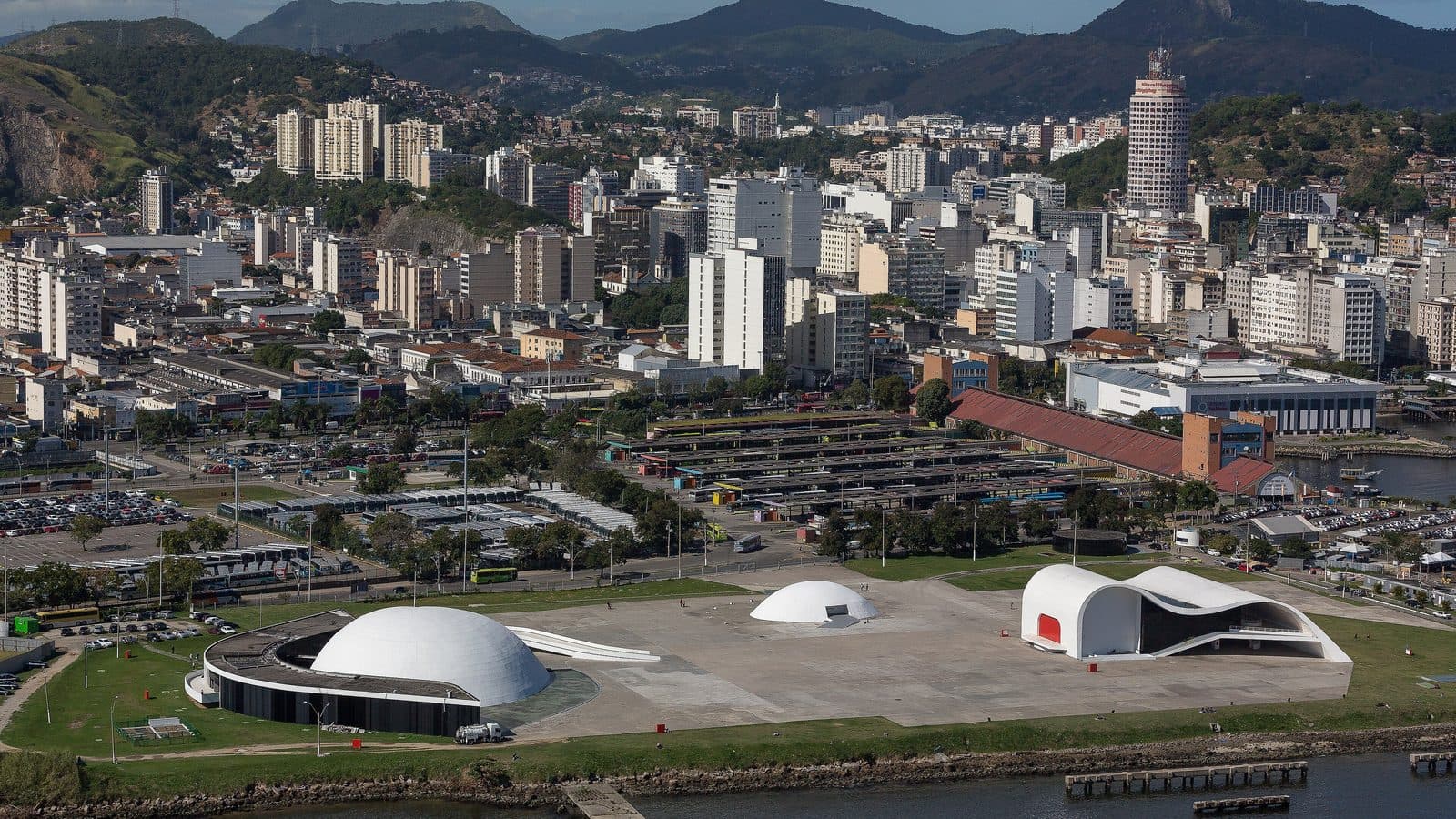 Caminho Niemeyer e o centro de Niterói vistos do alto — a cidade registrou 24.843 ocorrências em 2025, a segunda maior taxa por habitante da região metropolitana