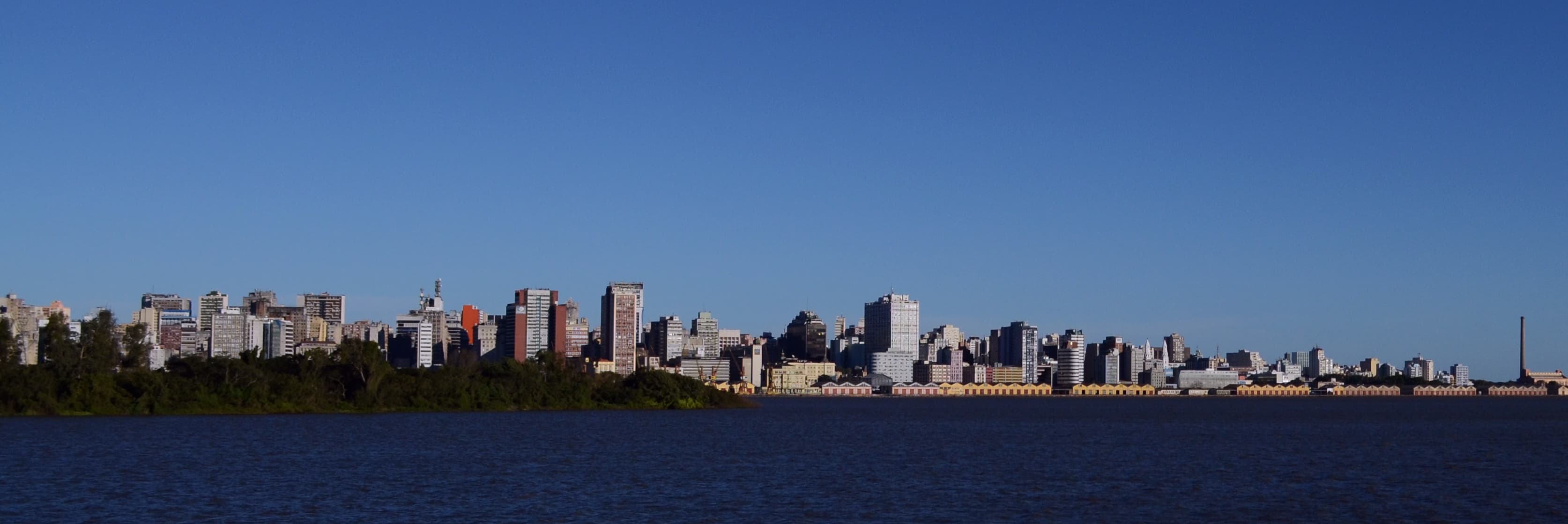 Skyline de Porto Alegre vista do Lago Guaíba — Cais Mauá e chaminé da Usina do Gasômetro