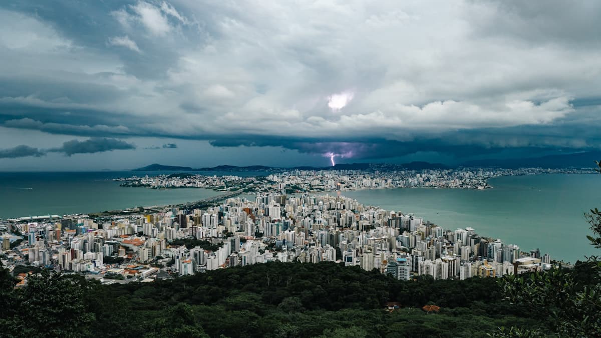 Vista de Florianópolis sob céu nublado