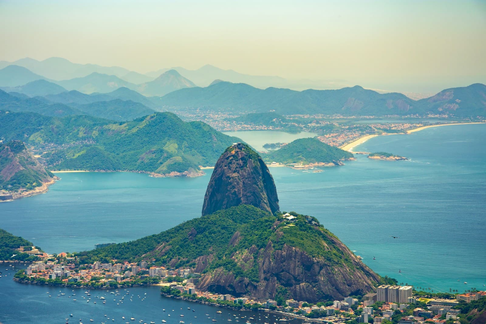 Vista aérea do Pão de Açúcar e da Baía de Guanabara, Rio de Janeiro