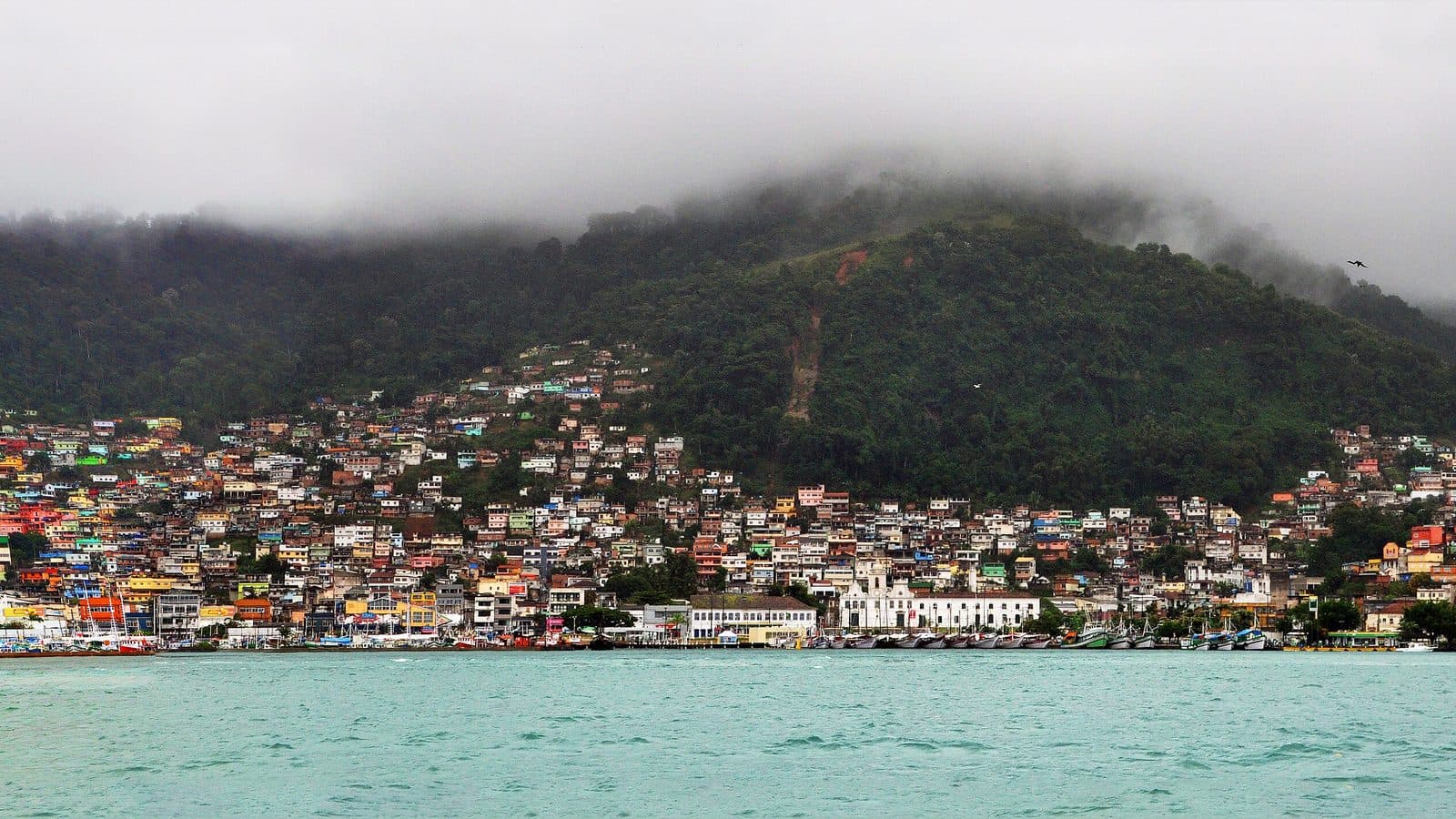 Vista panorâmica de Angra dos Reis a partir da Baía da Ilha Grande — centro histórico e casario na encosta. A cidade registrou 4.993 ocorrências em 2025