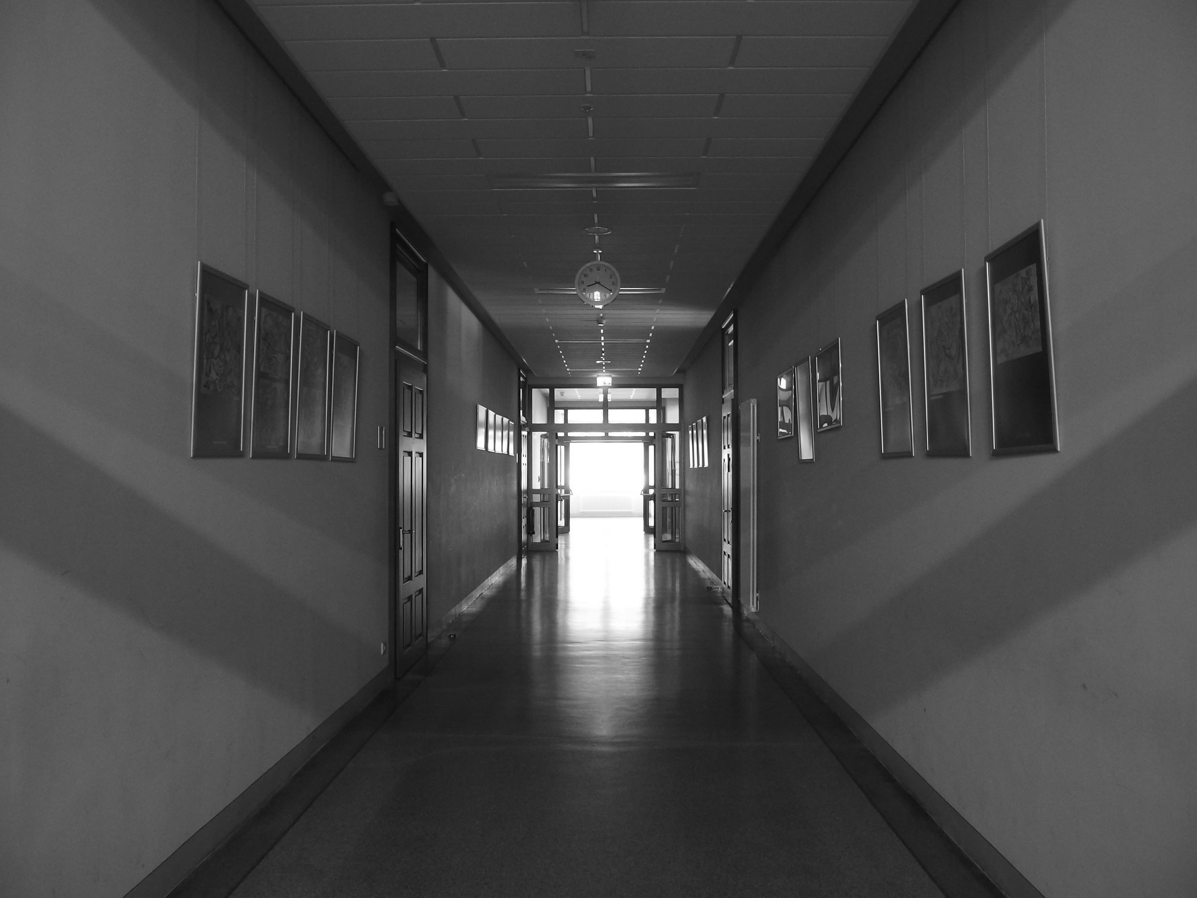 Corredor vazio de escola brasileira — ataques em escolas cresceram 78% nos últimos 6 anos no Brasil