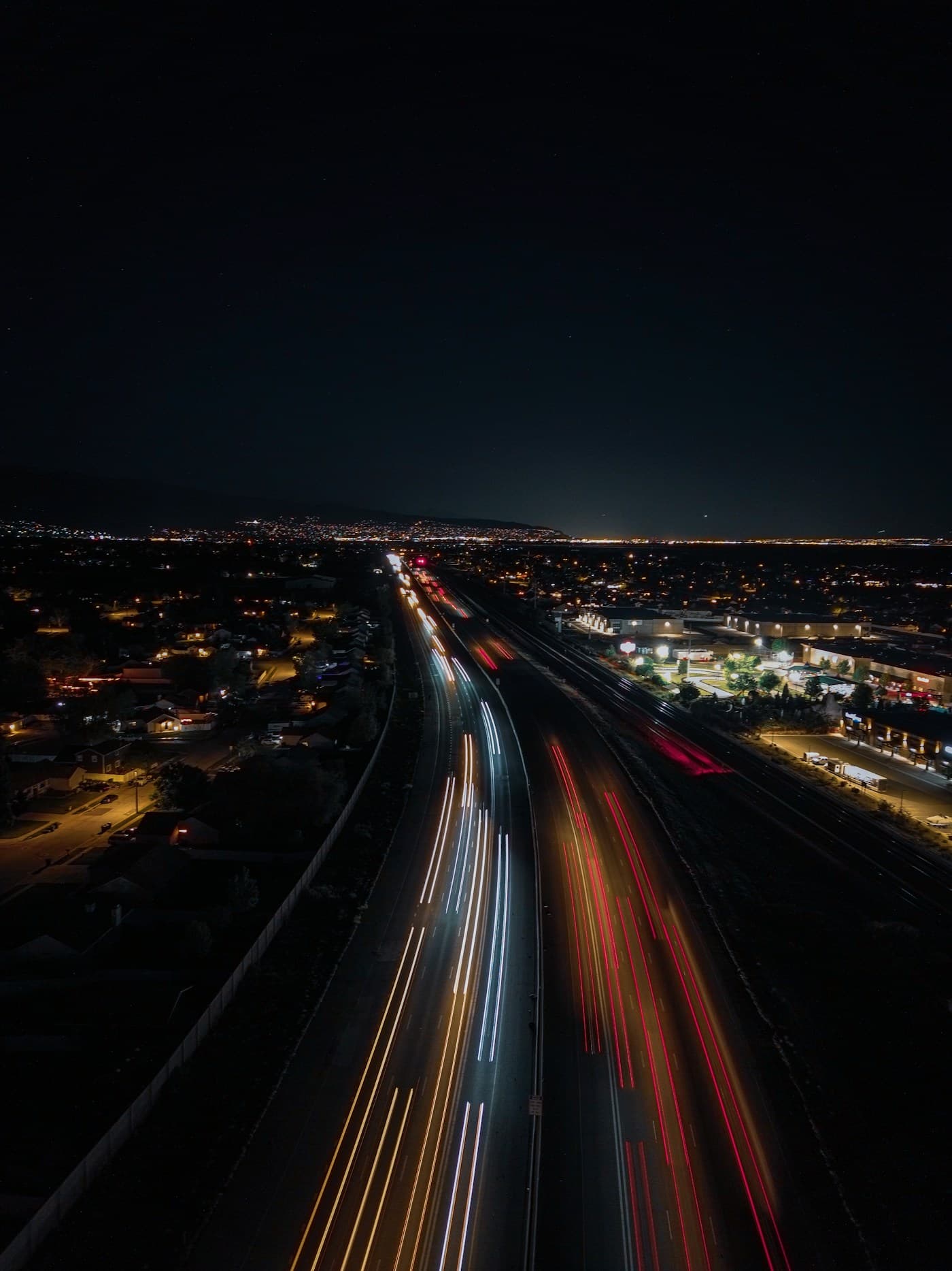 Rodovia federal brasileira à noite, faróis de veículos iluminando o asfalto