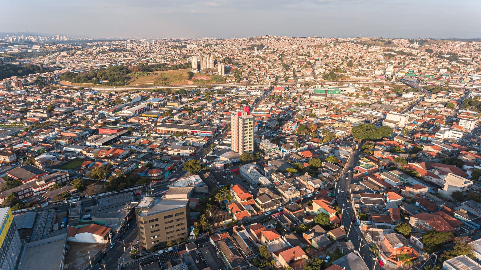 Vista aérea do centro de Itapevi, SP, com o prédio da Prefeitura em destaque — a cidade registrou 4.457 ocorrências em 2025