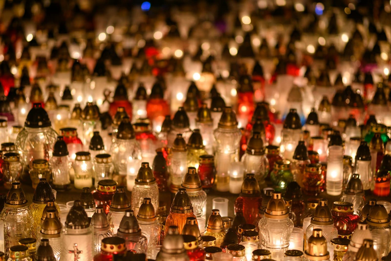Milhares de velas acesas no escuro, em memória das vítimas